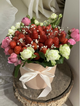Клубника в шляпной коробке